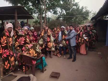 दलदली गांव में गरीब दिव्यांगों के बीच कंबल का वितरण