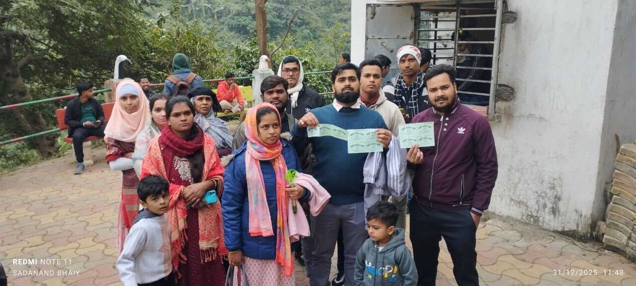 पिकनिक मनाने मोतीझरना पहुंचे लोग