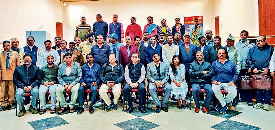 Chaibasa News : बैंकिंग कार्य के लिए अलग मोबाइल रखें, ओटीपी साझा न करें : डीआरएम