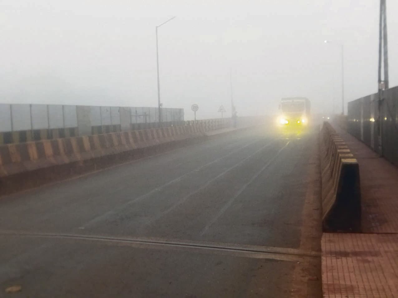 Chaibasa News : बूंदाबांदी से बढ़ी कनकनी, आसमान ने ओढ़ी कोहरे की चादर