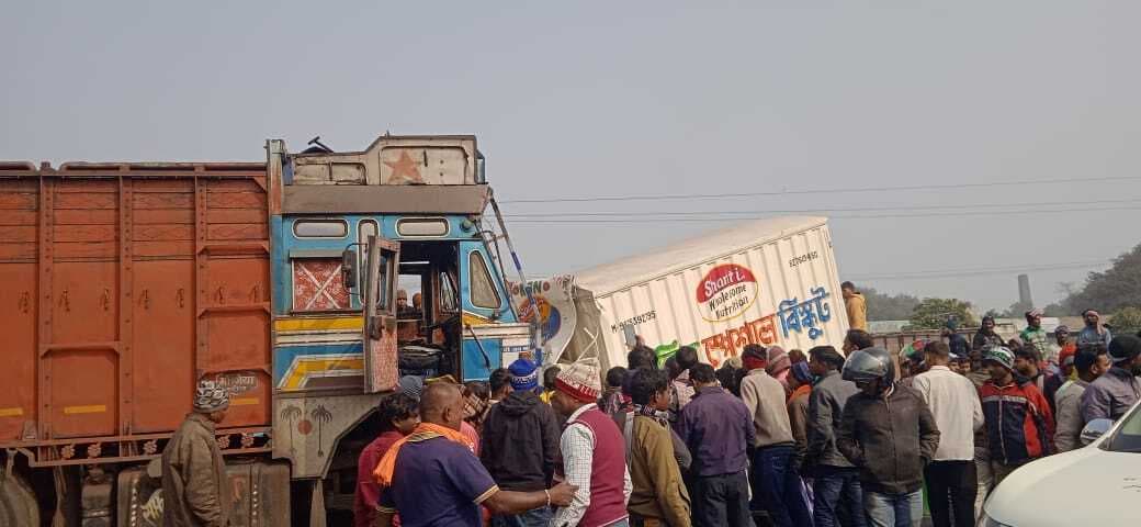 Dhanbad News: ट्रक से टकरायी वैन, तीन घायल, रिम्स रेफर