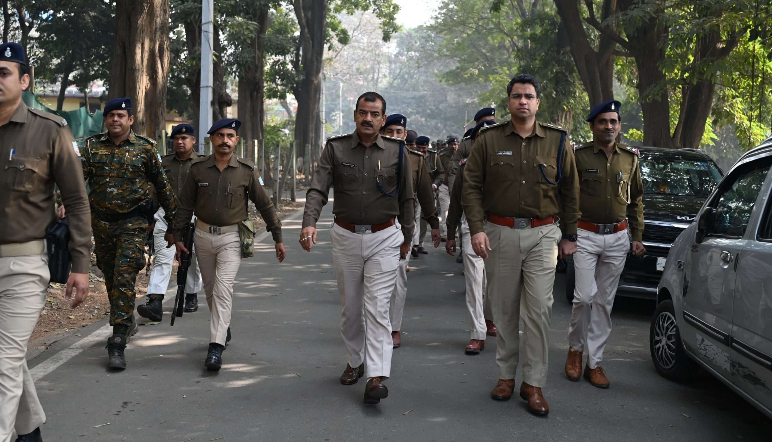 Jamshedpur News : जिला पुलिस ने किया फ्लैग मार्च, शांतिपूर्वक नया साल मनाने की अपील