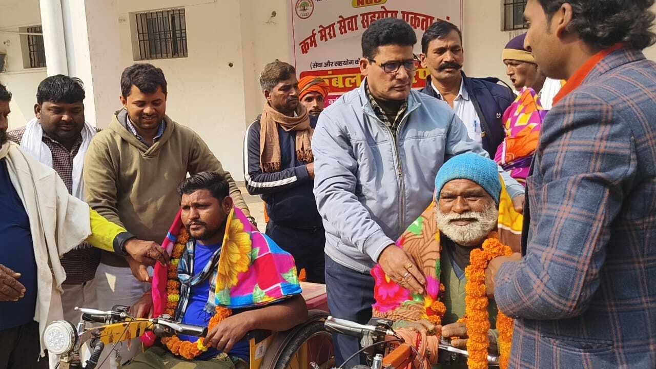 रामगढ़ प्रखंड परिसर में 200 गरीबों के बीच कंबल वितरित