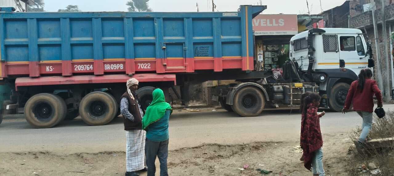 ओवरलोड ट्रक व भारी वाहनों से बरेब- गोविंदपुर सड़क पर लगता है जाम, ग्रामीण परेशान