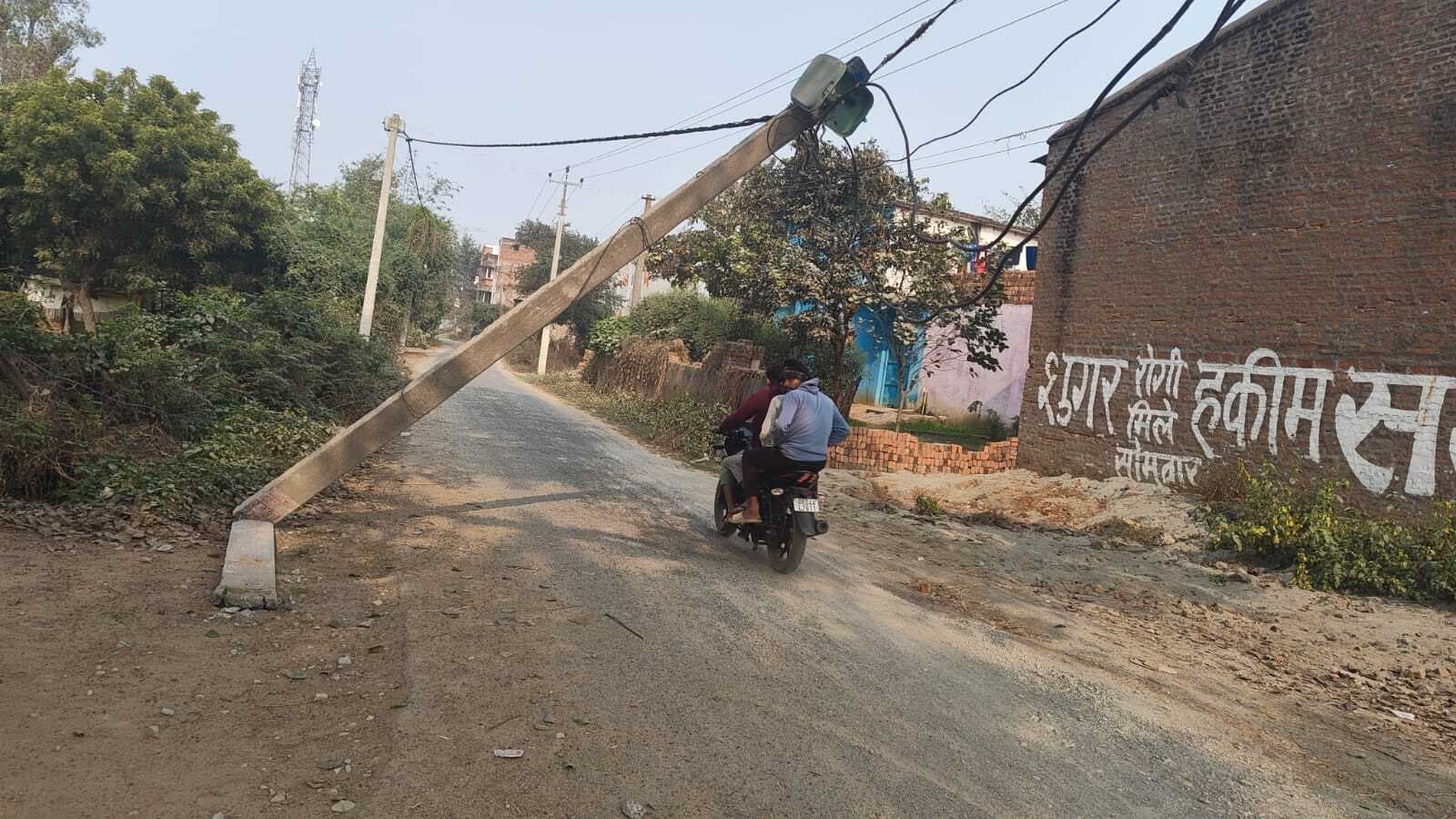 लटकता बिजली तार बना जानलेवा, एक सप्ताह से रास्ता बाधित