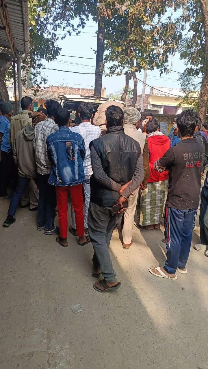 बिजली पोल से टकराया ऑटो, तार टूटकर गिरने से चपेट में आये पांच लोग जख्मी