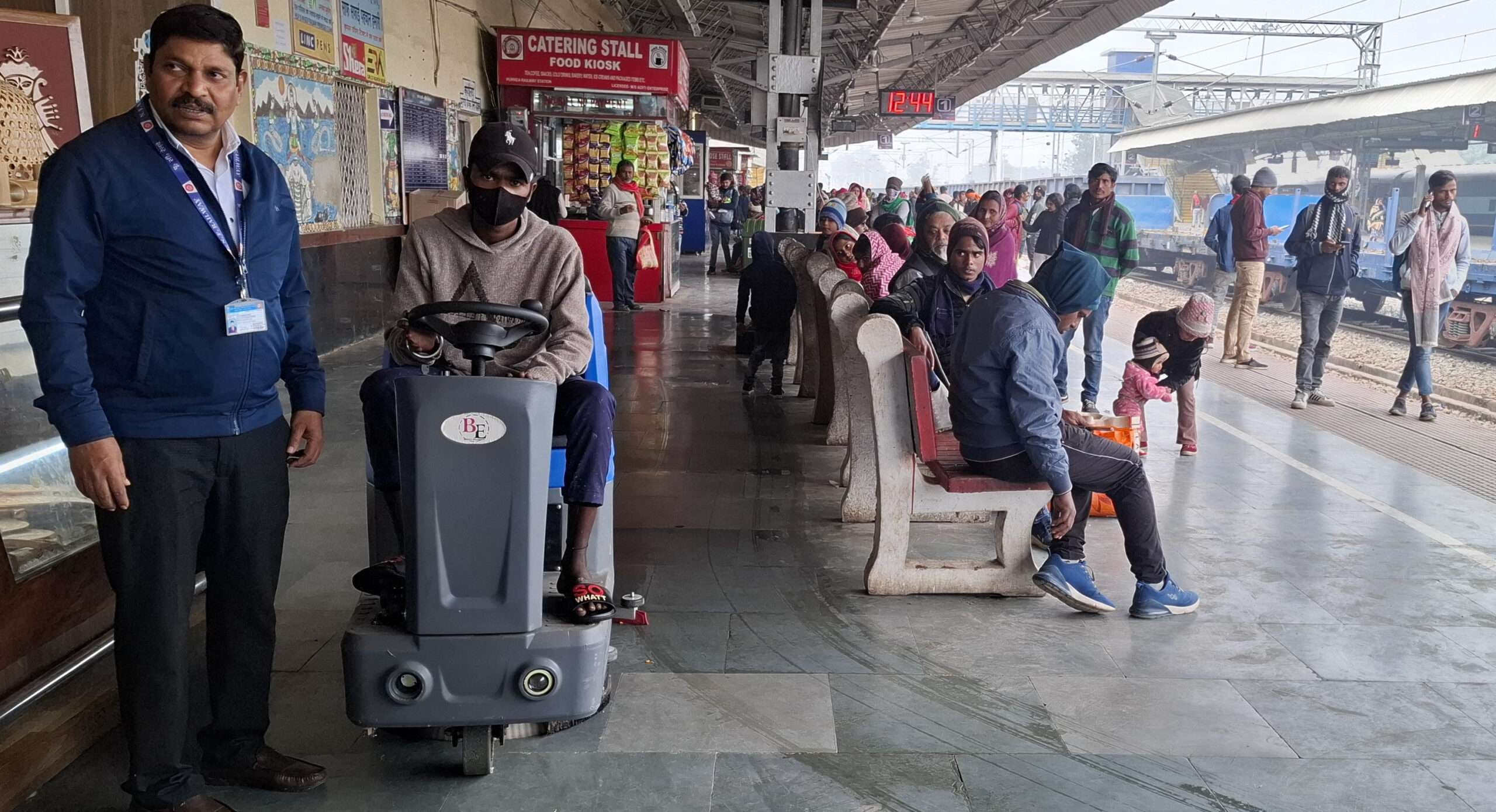 पूर्णिया रेलवे जंक्शन पर मशीनों के जरिये हो रही प्लेटफार्म की सफाई