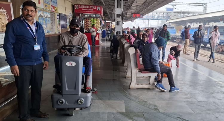 पूर्णिया रेलवे जंक्शन पर मशीनों के जरिये हो रही प्लेटफार्म की सफाई
