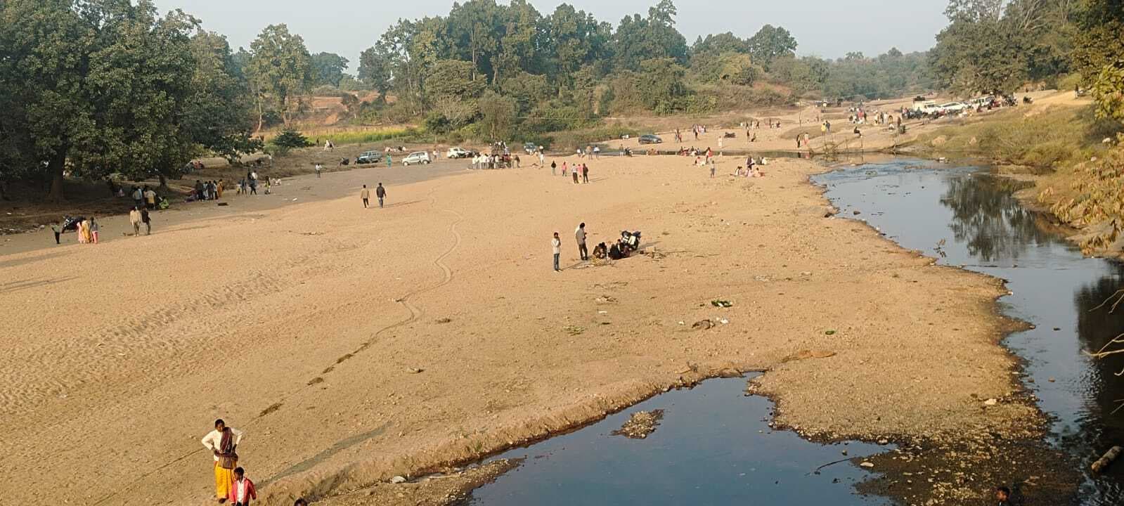 पर्यटकों व पिकनिक मनानेवाले उमड़े