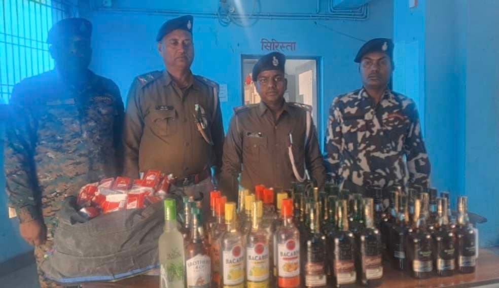 घर से भारी मात्रा में अंग्रेजी शराब बरामद, सीओ की मौजूदगी में तोड़ा गया ताला