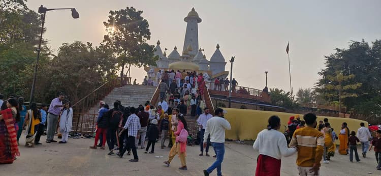 धार्मिक व प्रकृति के  रमणीय स्थलों पर जुटे लोग