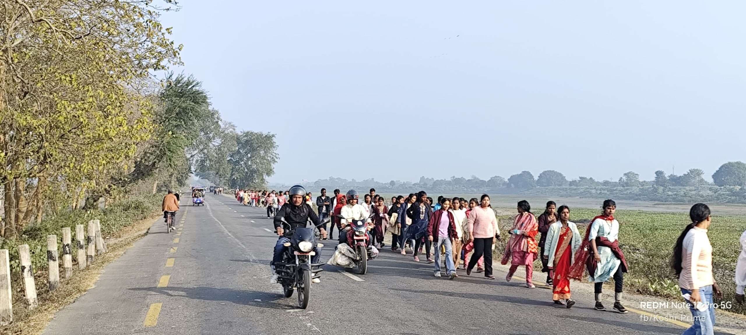 नये साल पर छोटे बड़े सभी वाहनों को कोसी बराज जाने पर लगी रोक, पैदल पहुंचे पर्यटक