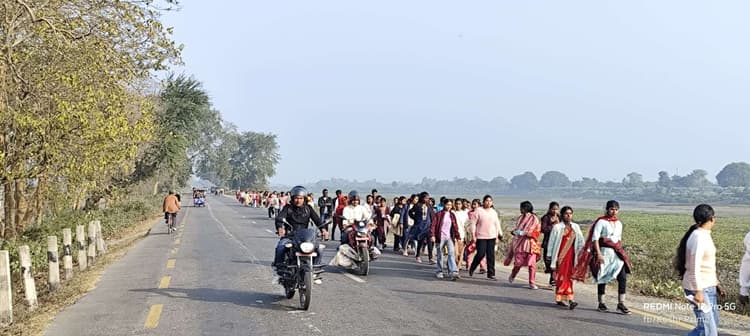 नये साल पर छोटे बड़े सभी वाहनों को कोसी बराज जाने पर लगी रोक, पैदल पहुंचे पर्यटक