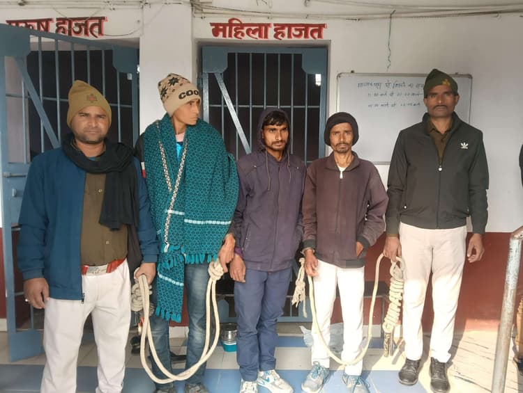 पकरीबरावां पुलिस ने चार लोगों को किया गिरफ्तार, भेजा जेल