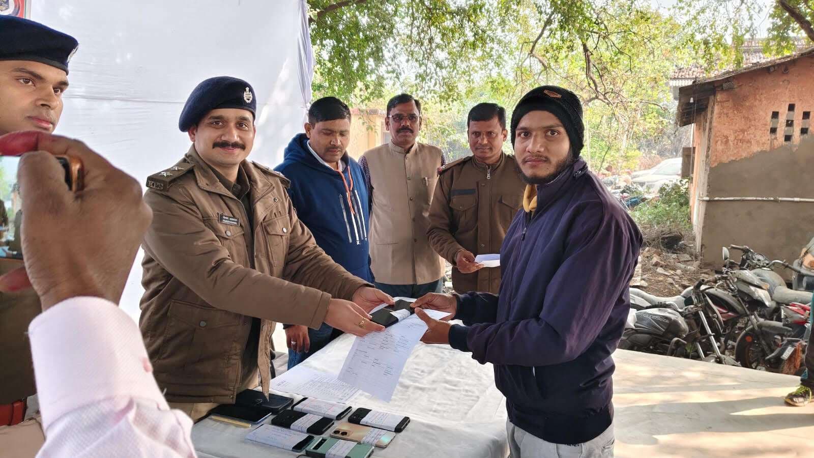ऑपरेशन मुस्कान के तहत 15 खोए मोबाइल बरामद, पुलिस ने मालिकों को सौंपा