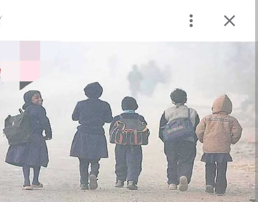 कुहासा के बीच ठंड से स्कूली बच्चों की बढ़ी परेशानी, अवकाश ब़ढ़ाने की मांग