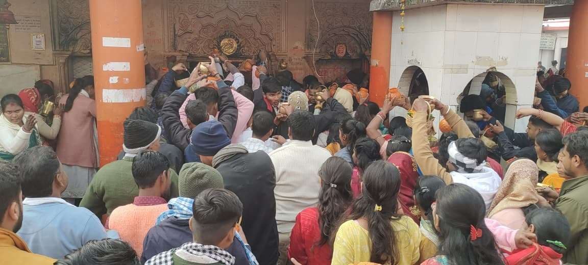 हर-हर महादेव के जयघोष से गूंजा सिंहेश्वर, लाखों श्रद्धालुओं ने किया बाबा का जलाभिषेक