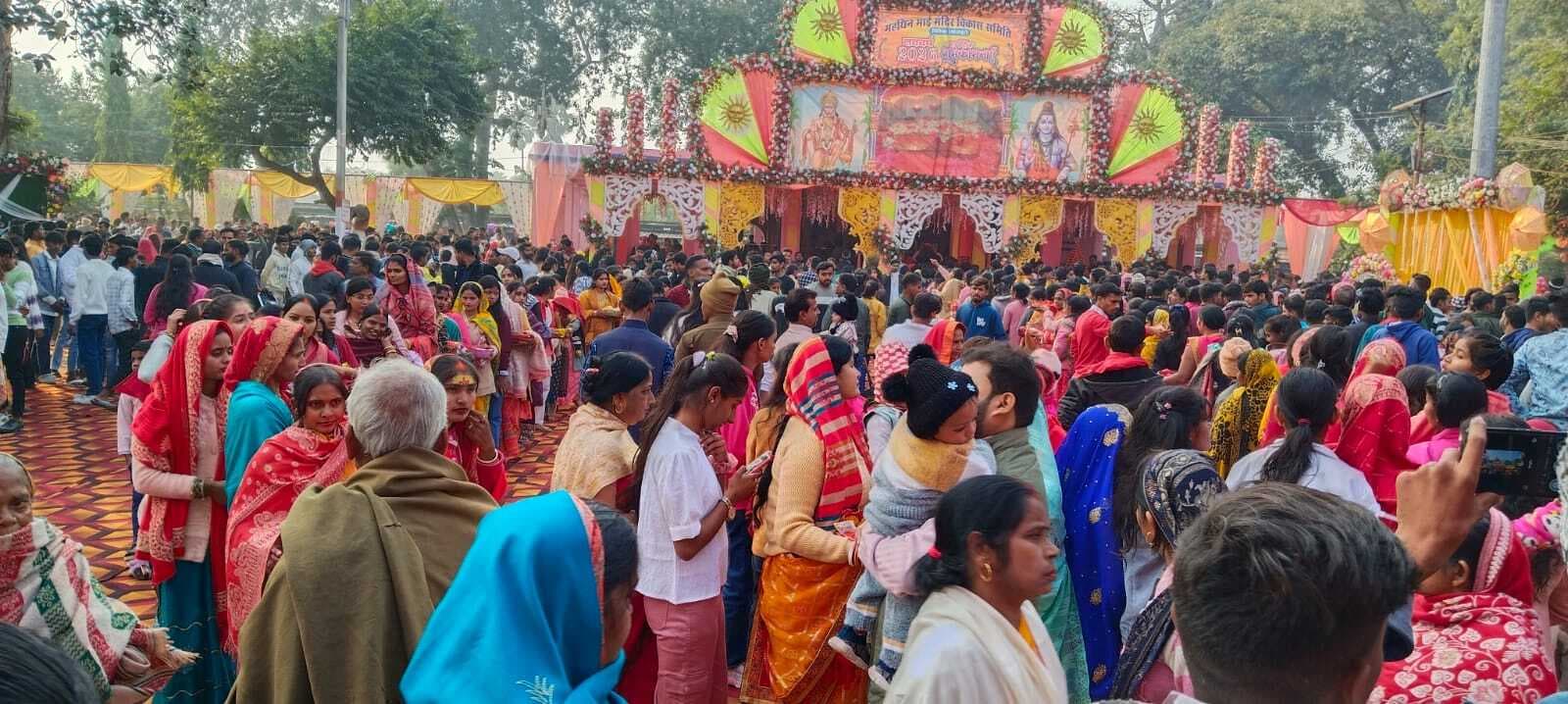 बिहिया में नववर्ष पर मां महथिन के दर्शन के लिए उमड़ी भीड़