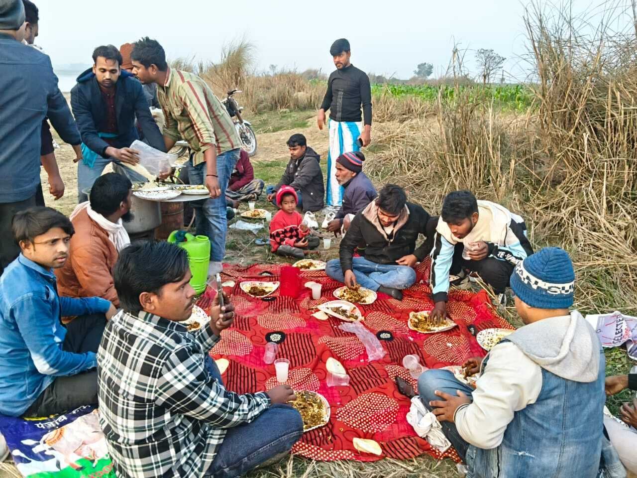 महानंदा किनारे लोगों ने पिकनिक का उठाया लुफ्त