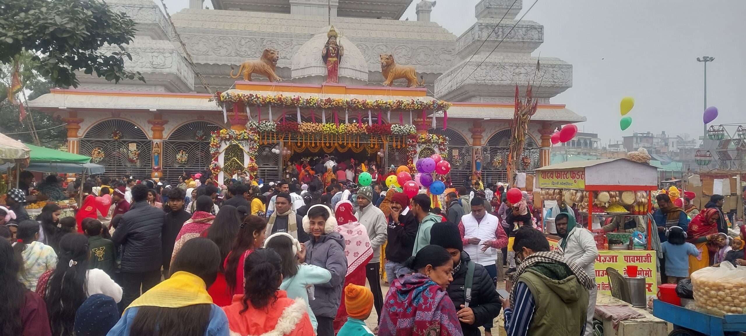 नये साल पर बड़ी दुर्गास्थान व काली मंदिर में पूजा अर्चना के लिए उमड़ी श्रद्धालुओं की भीड़