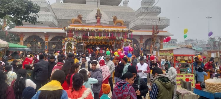 नये साल पर बड़ी दुर्गास्थान व काली मंदिर में पूजा अर्चना के लिए उमड़ी श्रद्धालुओं की भीड़