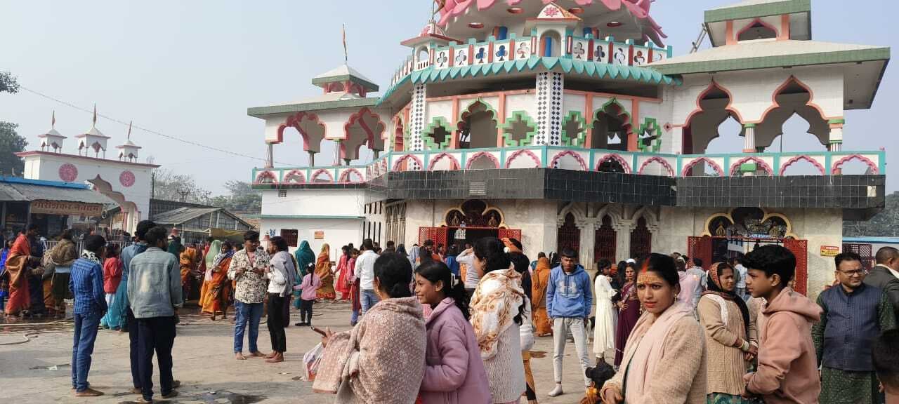 नववर्ष पर नयानगर मां भगवती मंदिर में पूजा-अर्चना के लिए उमड़ी भीड़