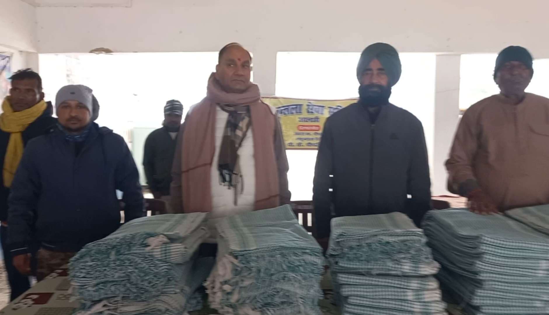 कड़ाके की ठंड में गरीबों के बीच बांटी चादर