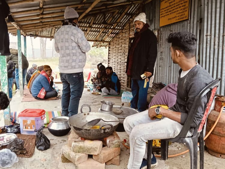 नववर्ष पर महानंदा नदी किनारे पिकनिक मनान की रही धूम