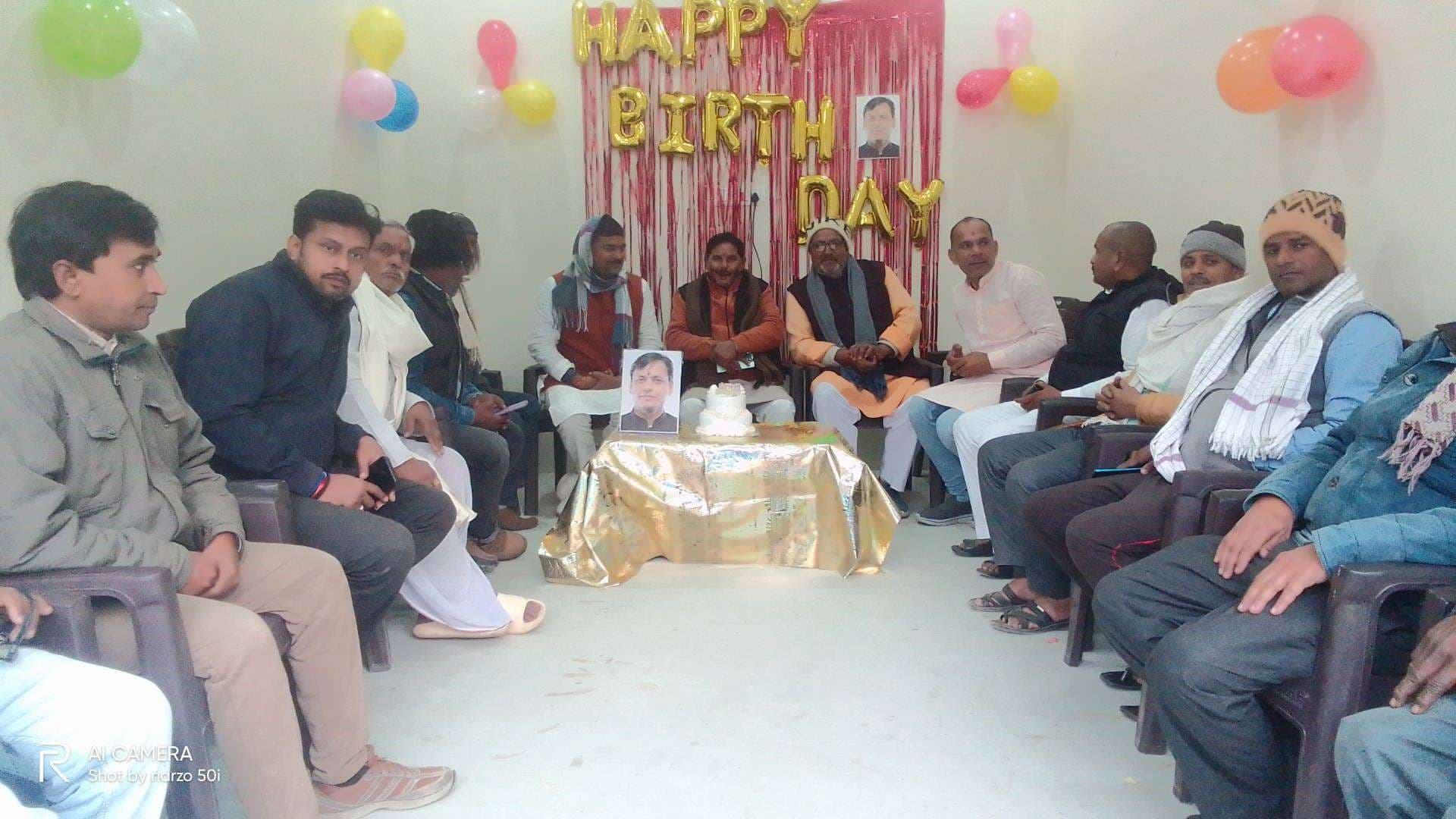 Samstipur : भाजपा कार्यकर्ताओं ने केक काटकर मनाया सांसद का जन्मदिन