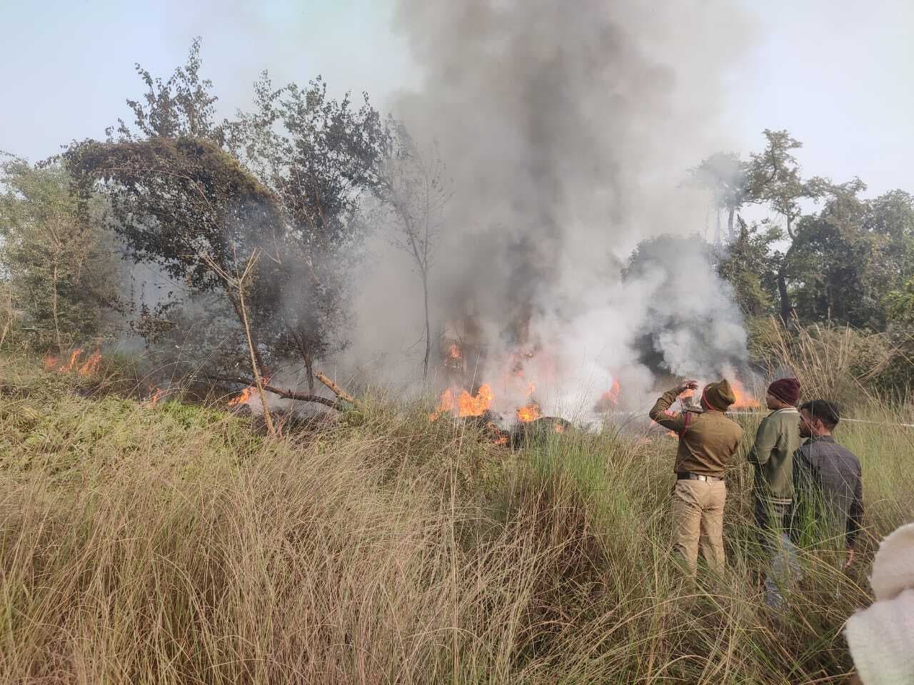 hajipur news. हाजीपुर रेलवे स्टेशन के पीछे लगी आग में लाखों के केबल जले