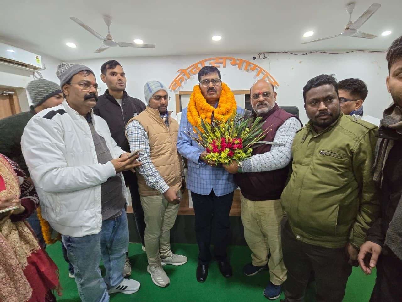 राजस्व अधिकारी के स्थानांतरण पर दी गयी विदाई