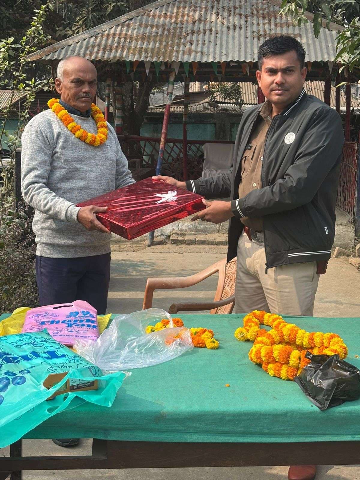 सेवानिवृत होने पर गृहरक्षक को दी गयी विदाई