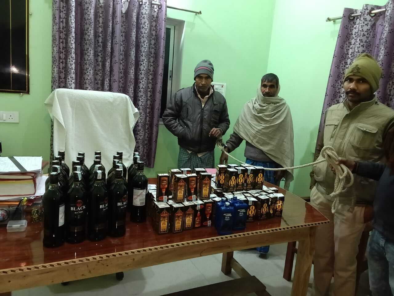 दो जनरल स्टोर से 37.59 लीटर अंग्रेजी शराब बरामद