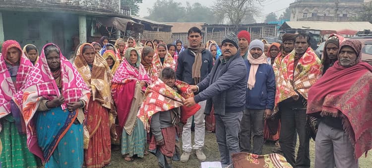 जरूरतमंदों के बीच किया कंबल वितरण
