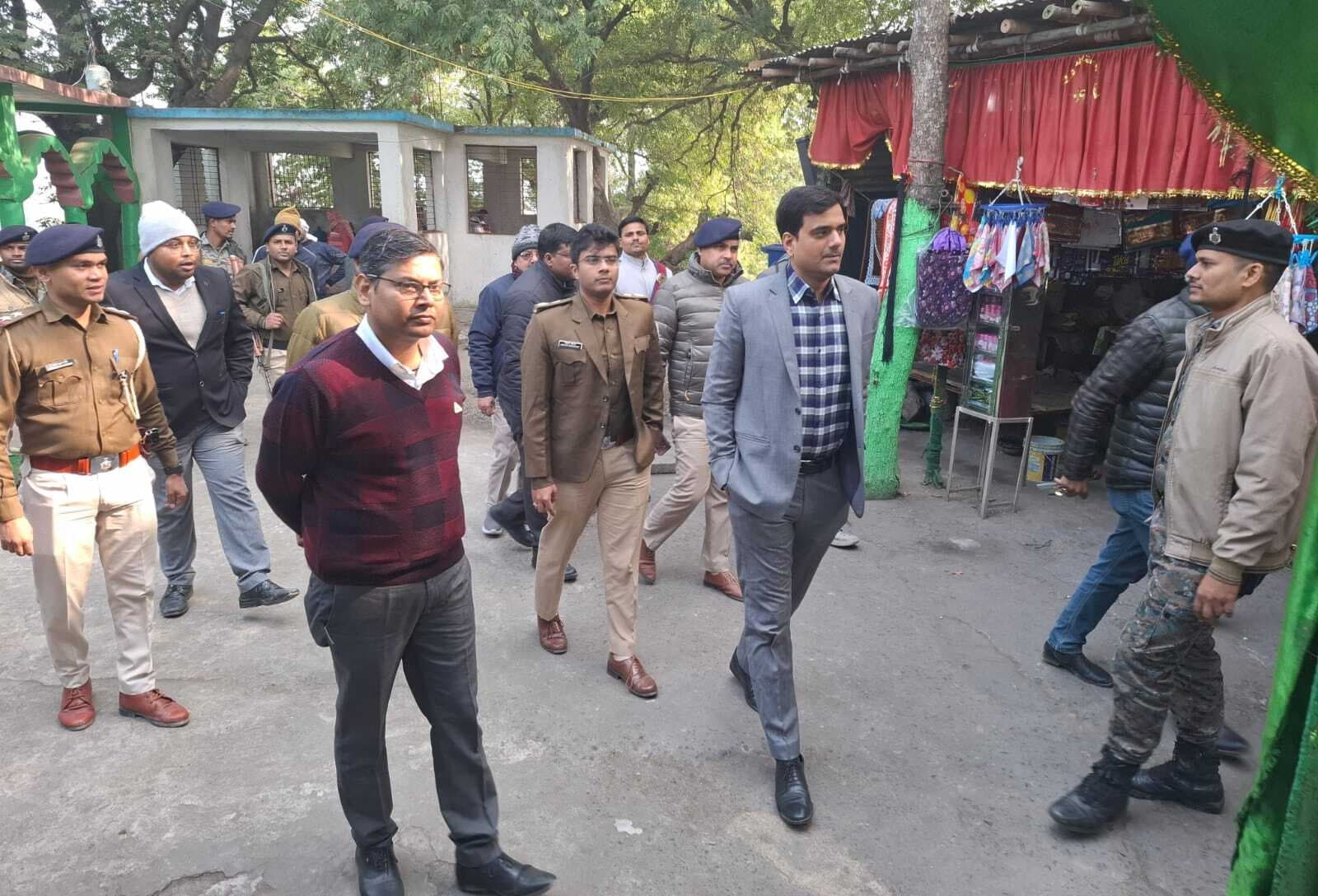 डीएम व एसपी ने नये साल पर गोगाबील झील, गंगा घाट व पीर मजार पहुंचे