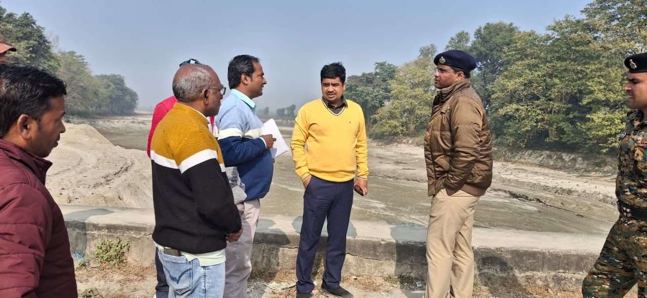 डीएम व एसपी ने सीमावर्ती इलाके में चल रहे कार्यों का लिया जायजा, दिये कई निर्देश