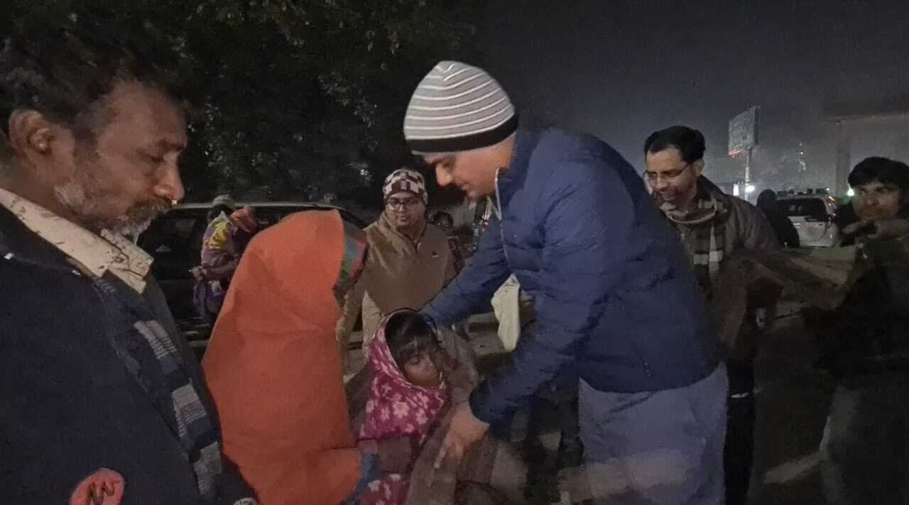 जरूरतमंदों के बीच डीएम ने बांटा कंबल, 3420 लोगों को कंबल देने का लक्ष्य