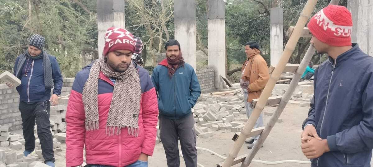 पंचायत सरकार भवन में घटिया सामग्री उपयोग पर ग्रामीणों ने जताया विरोध, वरीय अधिकारी से कार्रवाई की मांग