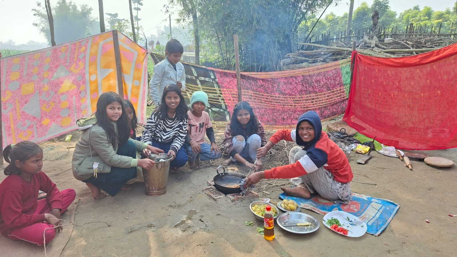 बच्चों ने खेल मैदान, बगीचा व नदी किनारे मनाया पिकनिक