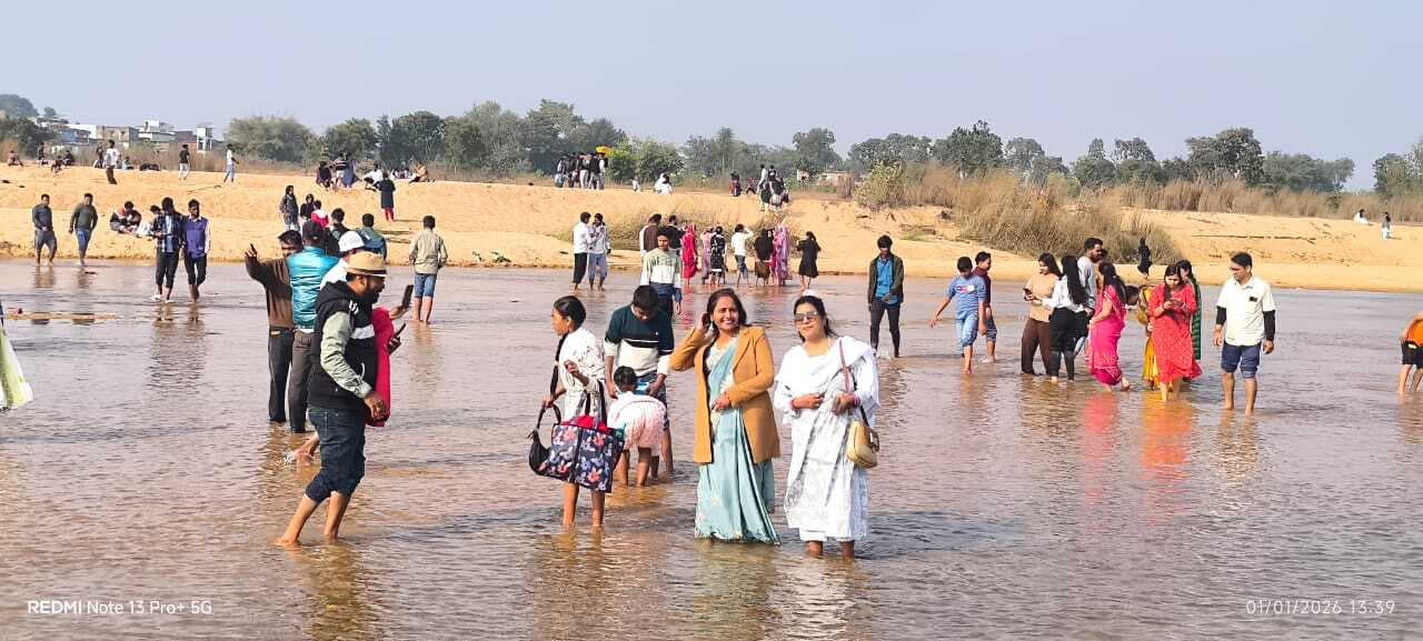 Deoghar news : पर्यटक स्थलों पर लोगों की भारी भीड़ उमड़ी, डीजे की धुन पर थिरके युवा और बच्चे