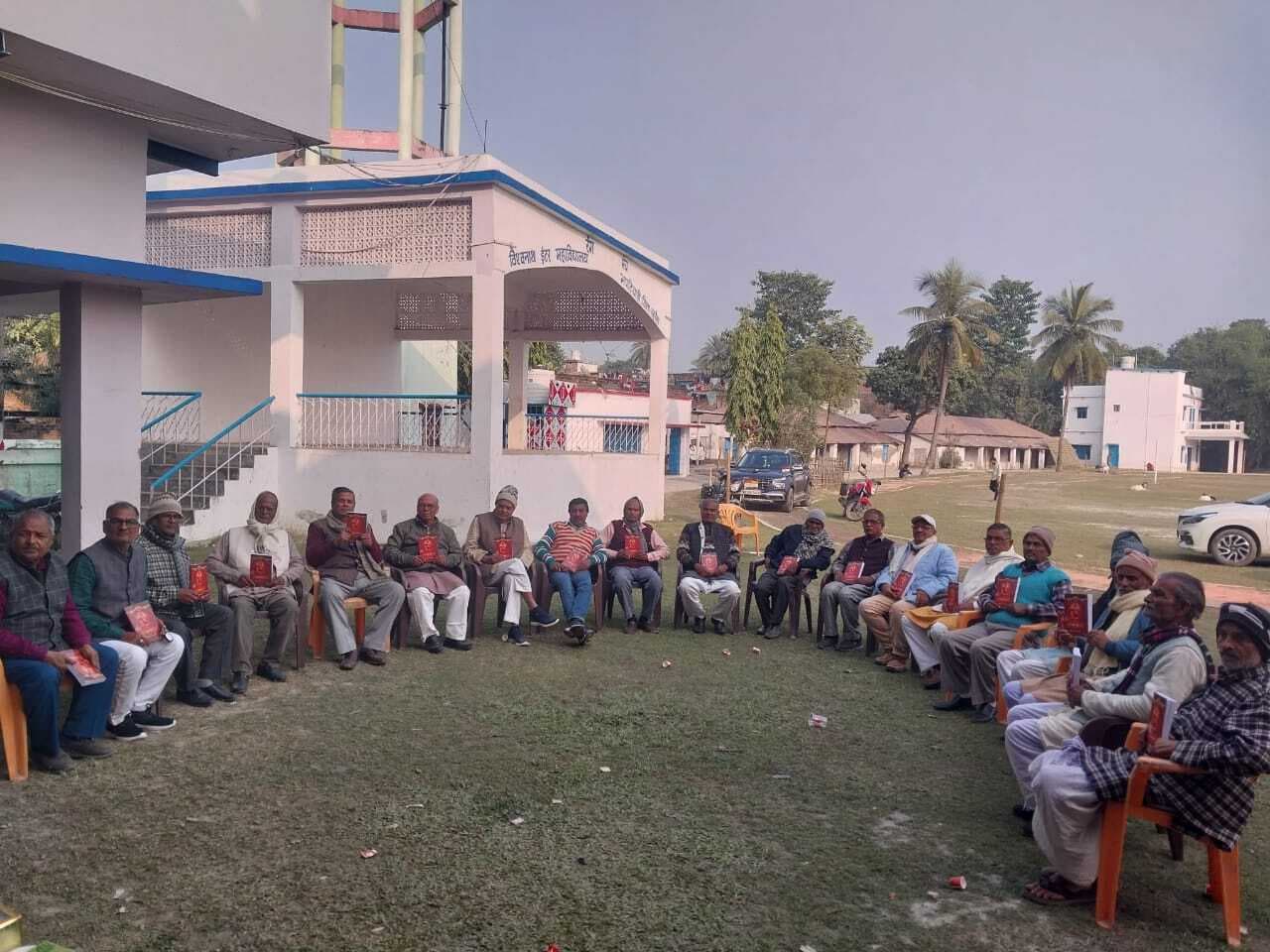 कॉलेज सहपाठियों का मिलन समारोह में पुस्तक का वितरण