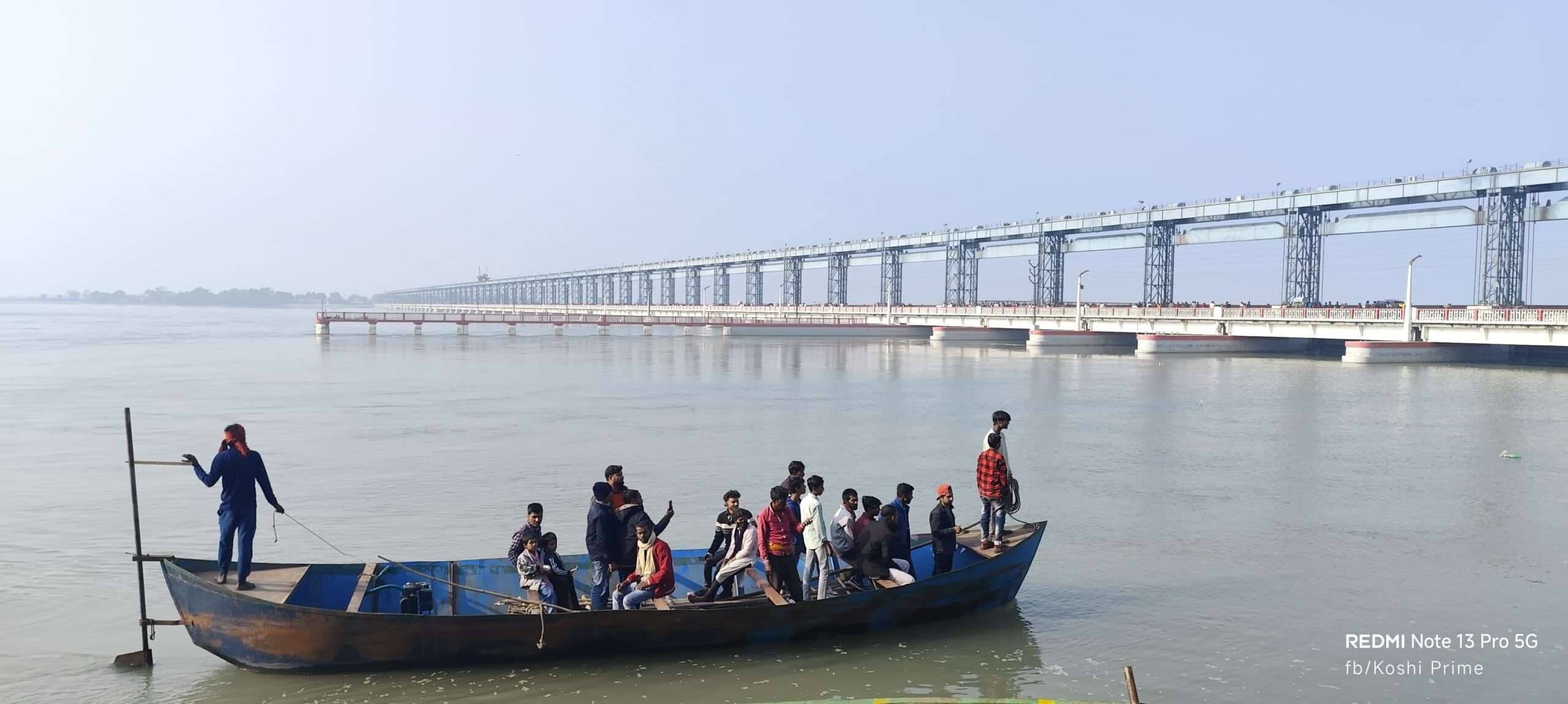 नये साल पर युवाओं ने कोसी नदी में नौका विहार का लिया मजा