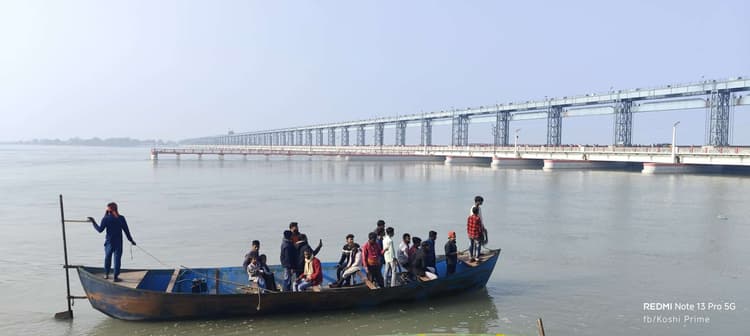 नये साल पर युवाओं ने कोसी नदी में नौका विहार का लिया मजा
