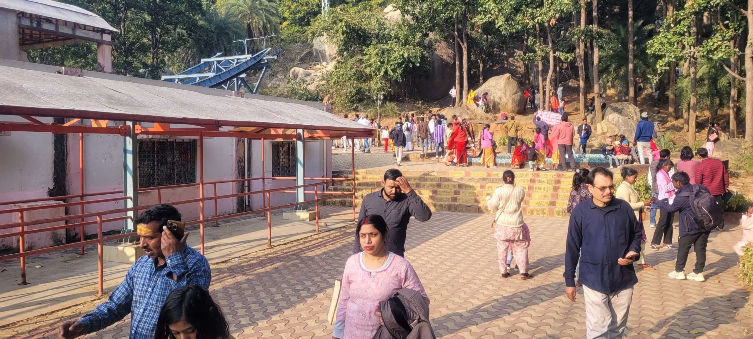 Deoghar News : त्रिकुट पहाड़ व तपोवन में नए साल का जश्न, रोपवे बंद रहने से घटे पर्यटक