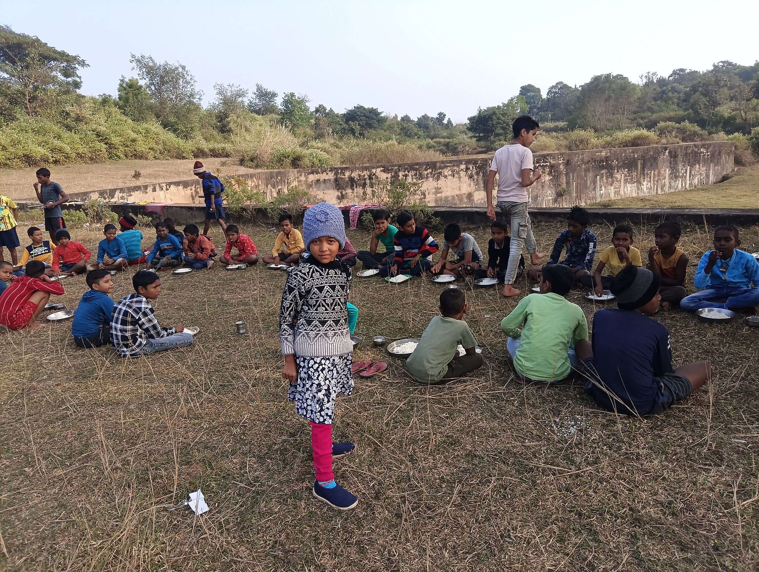 बिंदापाथर : कड़ाके की ठंड के बीच लोगों ने पिकनिक का लिया आनंद