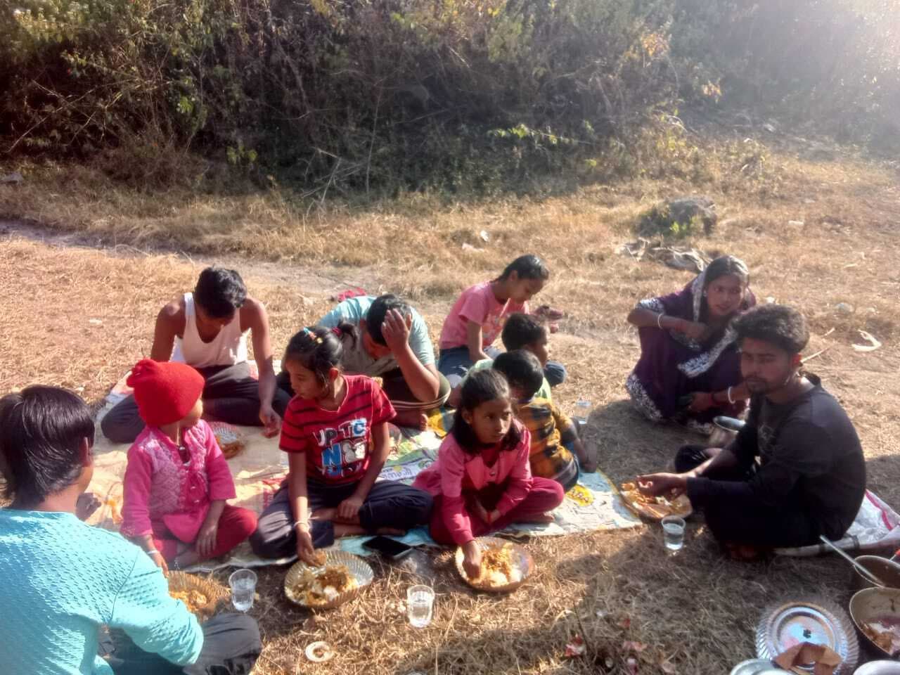 लोगों ने लिया वनभोज का आनंद