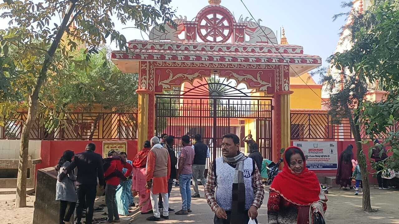 नव वर्ष पर पिकनिक स्पाट व मंदिरों में उमड़ी भीड़, भगवान के दर्शन कर की साल की शुरुआत