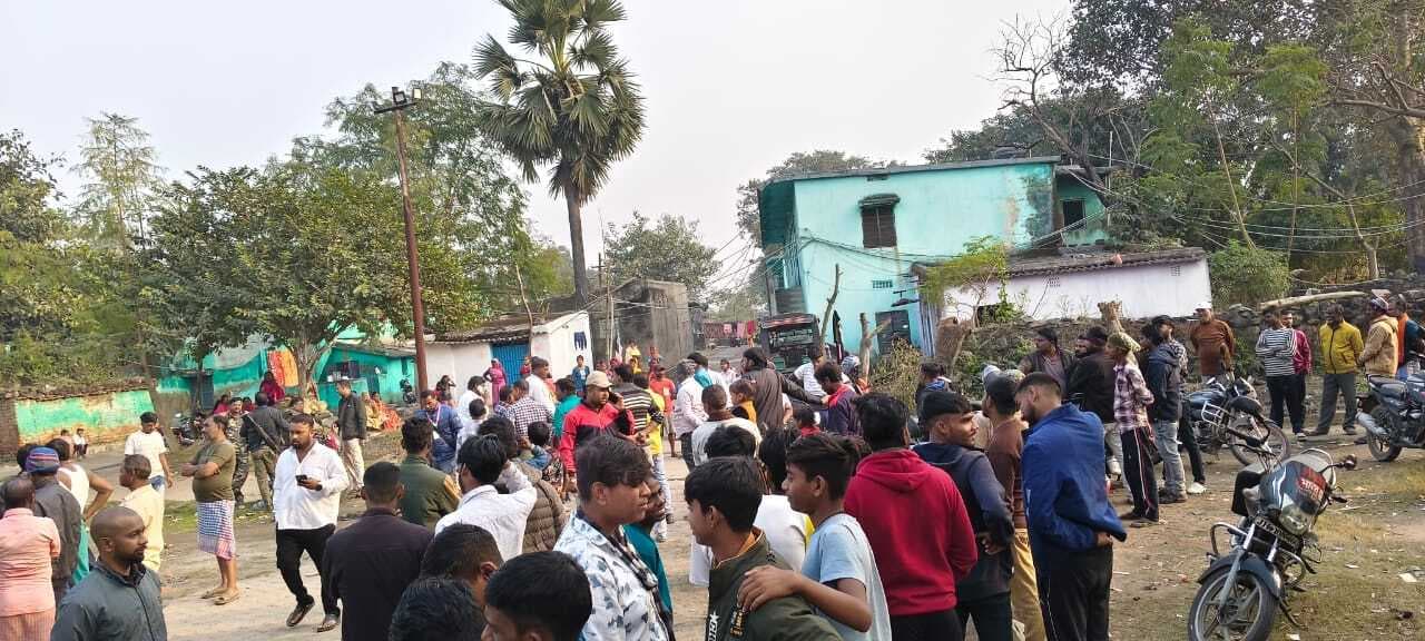 Dhanbad News : निरसा में वर्चस्व को ले छह राउंड फायरिंग, दहशत