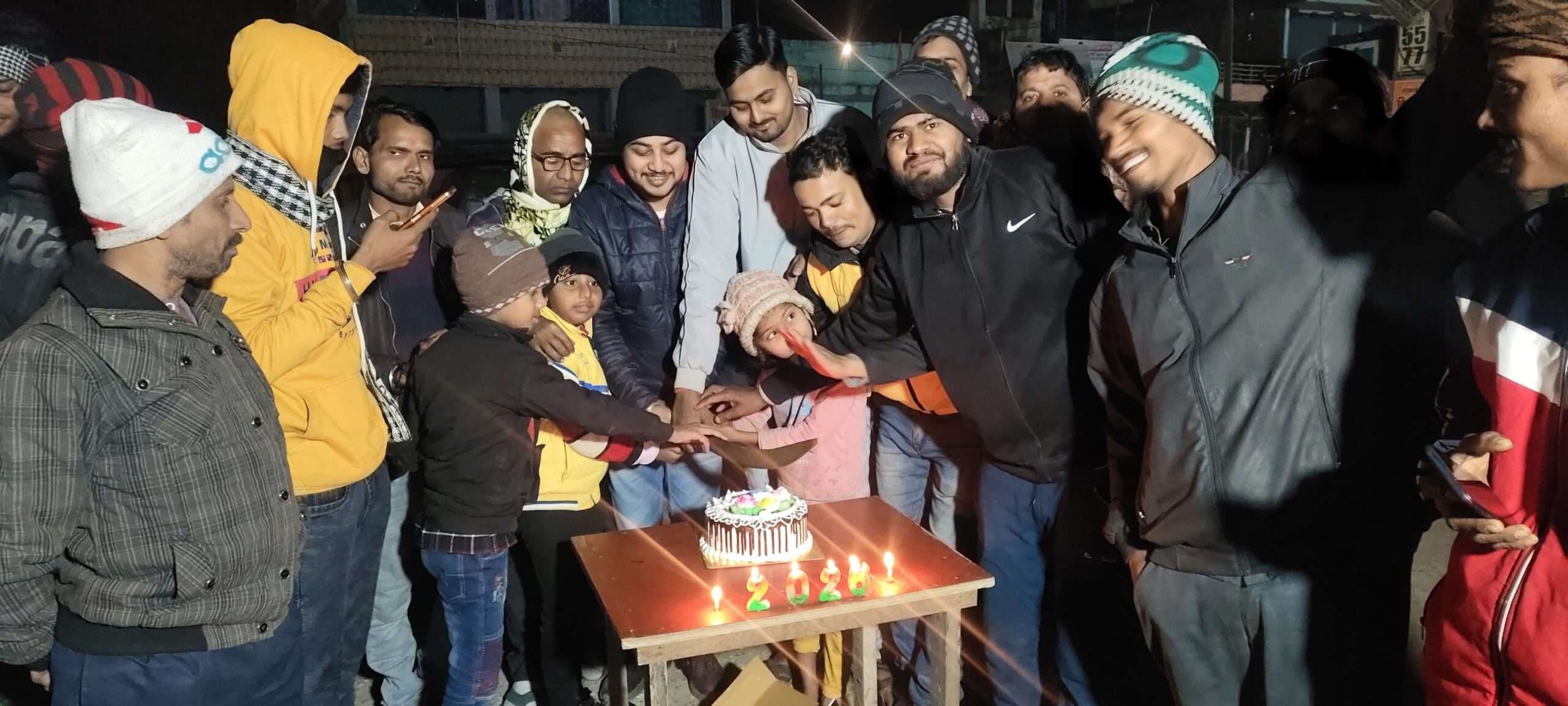 युवाओं ने केक काटकर नये साल को किया सेलिब्रेट