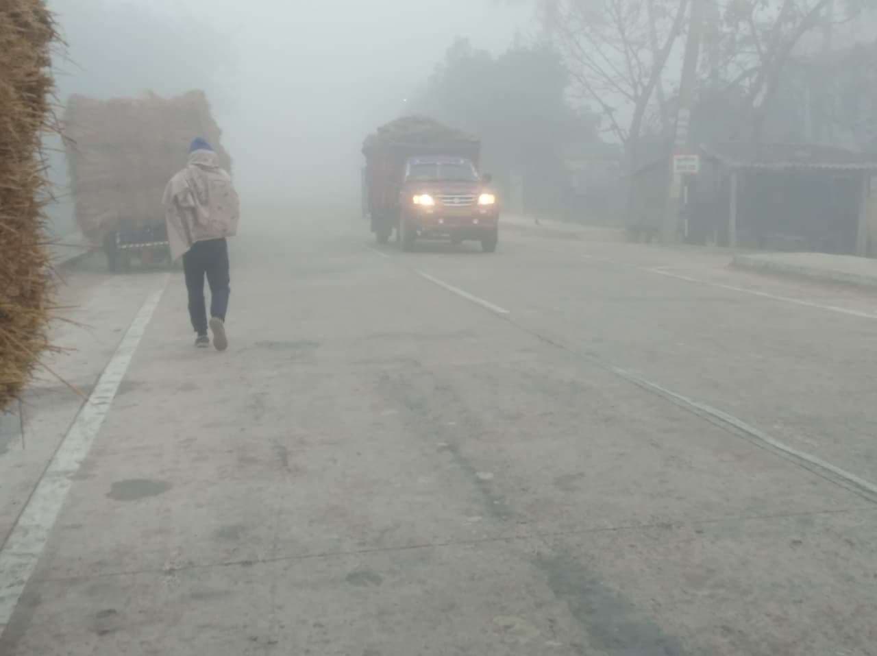 कोहरे ने एनएच 80 पर लगायी वाहनों की रफ्तार पर ब्रेक